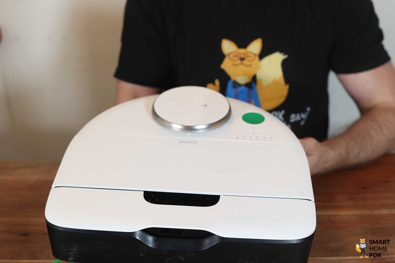Der Vorwerk VR7 wird in den Händen gehalten.